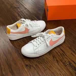 Nike Women's Sneakers White and Orange